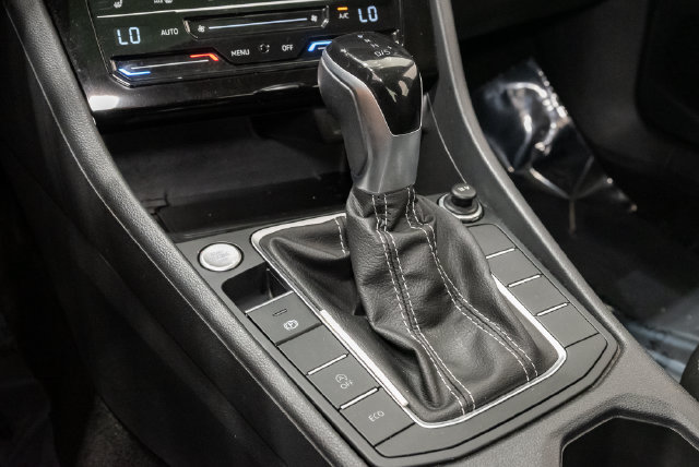 Used 2025 Volkswagen Jetta SE FWD image 23