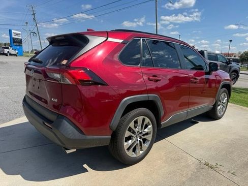Used 2019 Toyota RAV4 XLE Premium FWD image 12