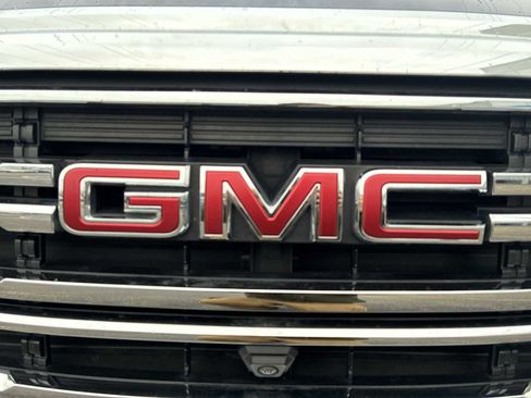 Used 2023 GMC Acadia SLT w/ Technology Package image 32