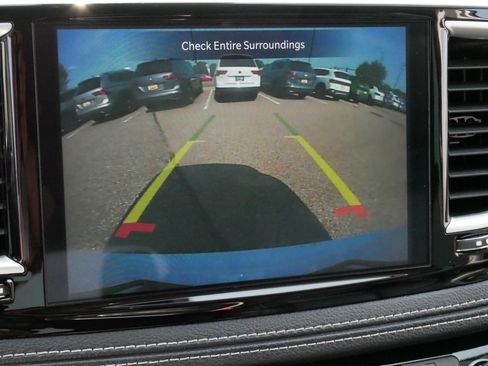 Used 2023 Chrysler Pacifica Touring-L FWD image 29