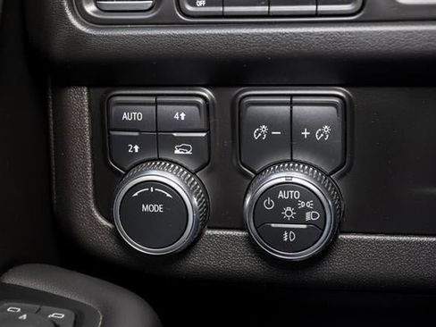 Used 2022 GMC Yukon XL SLE w/ Gmc Pro Safety Plus Package image 32