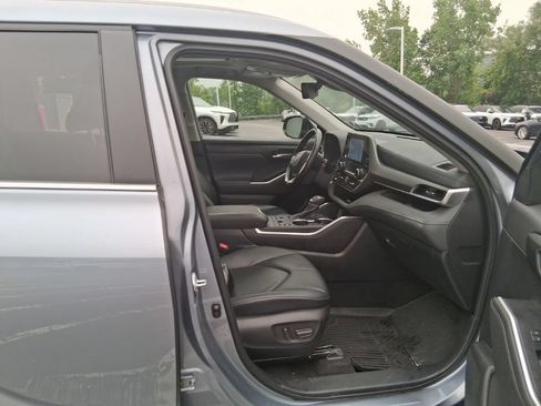 Used 2024 Toyota Highlander XLE AWD/4WD image 37