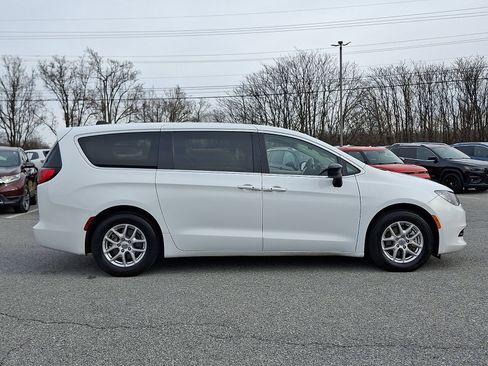 Used 2024 Chrysler Voyager LX image 7