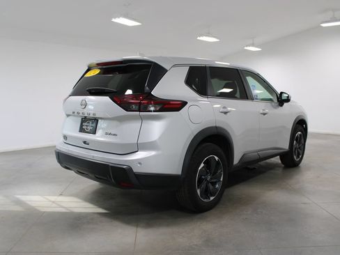 Used 2024 Nissan Rogue SV AWD/4WD image 12