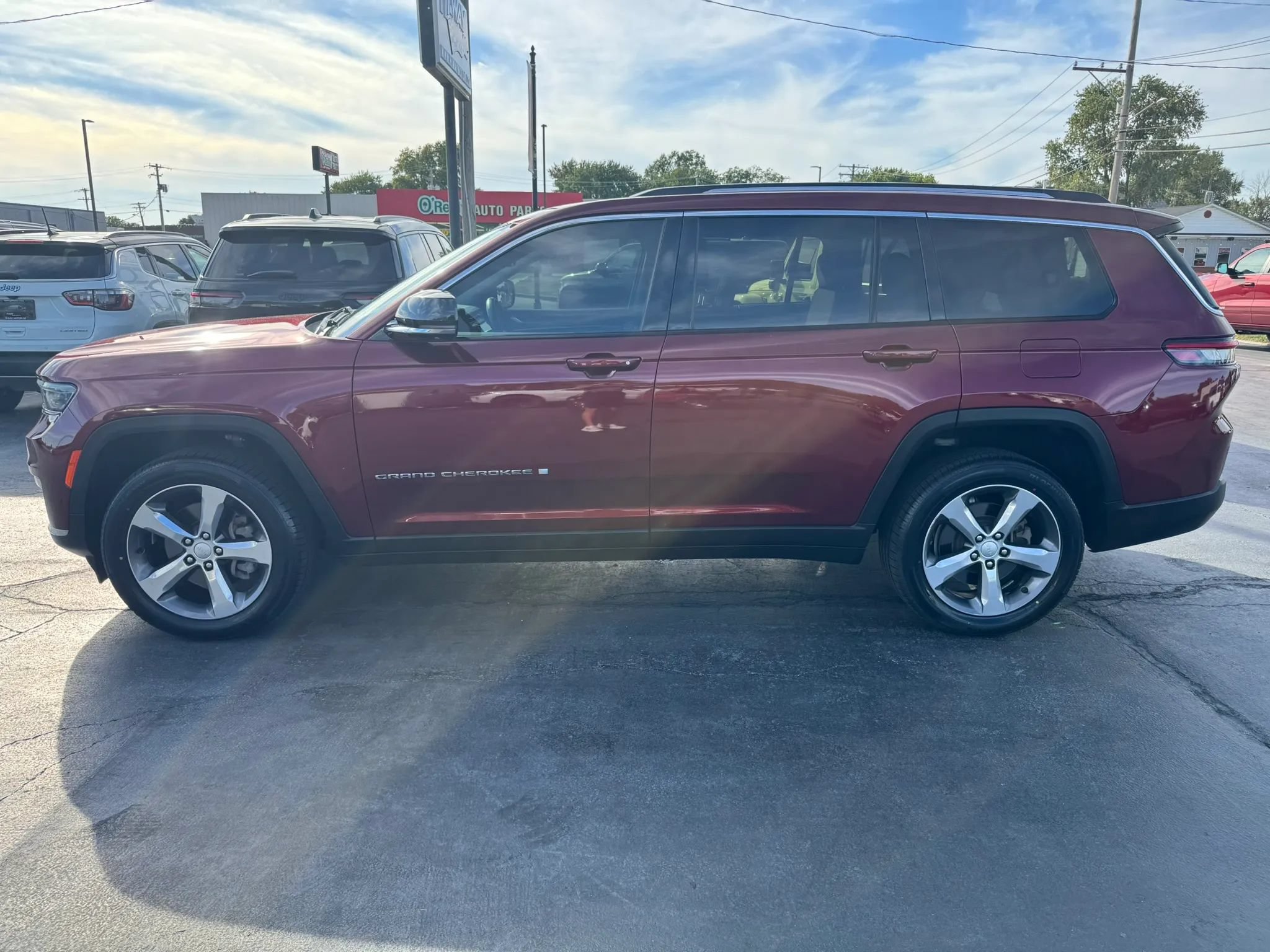 Used 2021 Jeep Grand Cherokee L Limited w/ Luxury Tech Group II AWD/4WD image 2