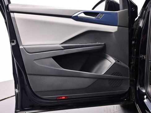 Used 2023 Volkswagen Taos SE w/ Panoramic Sunroof Package image 13