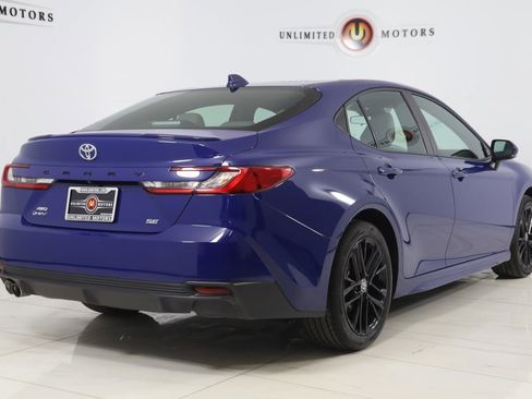 Used 2025 Toyota Camry SE image 3