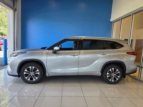 Used 2020 Toyota Highlander XLE AWD/4WD image 4