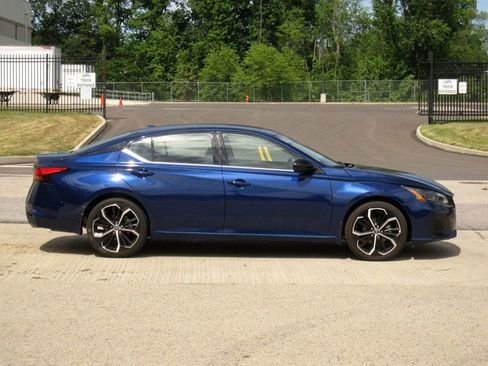 Used 2024 Nissan Altima 2.5 SR FWD image 9