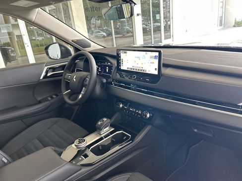New 2025 Mitsubishi Outlander SE image 21