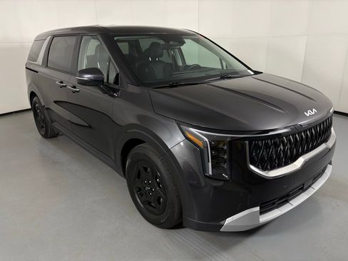 Used 2025 Kia Carnival image 2