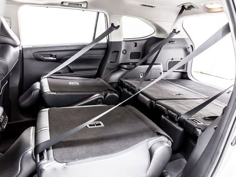 Used 2021 Toyota Highlander XLE image 36