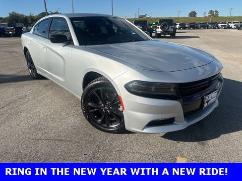 Used 2022 Dodge Charger SXT w/ Blacktop Package image 2