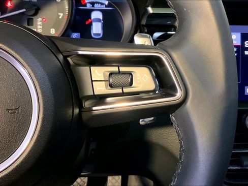 Used 2025 Porsche Macan image 28