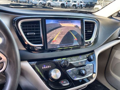 Used 2023 Chrysler Pacifica Touring-L FWD image 14