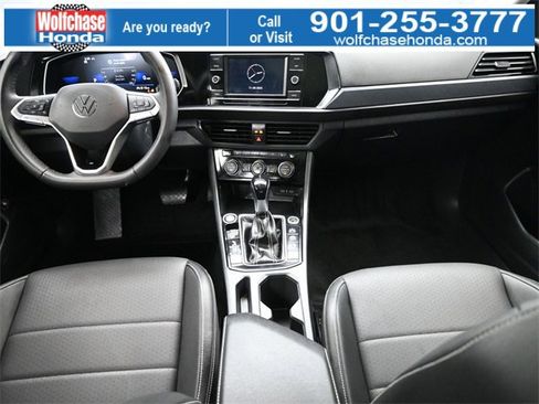 Used 2024 Volkswagen Jetta SE w/ Panoramic Sunroof Package image 9
