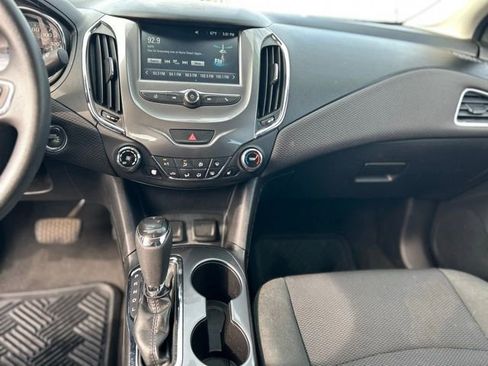 Used 2017 Chevrolet Cruze LT w/ Convenience Package FWD image 22