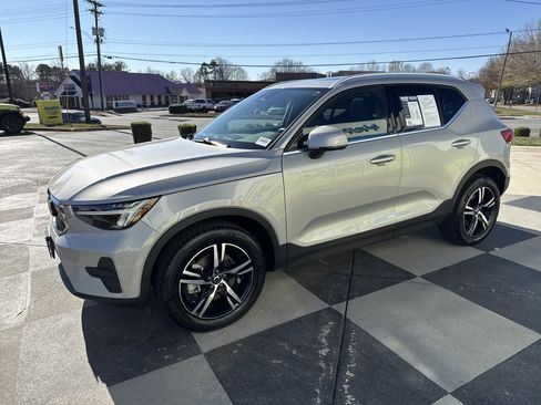 Used 2025 Volvo XC40 B5 Core image 5