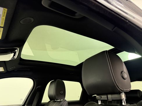 Used 2022 Land Rover Range Rover Velar R-Dynamic S image 13