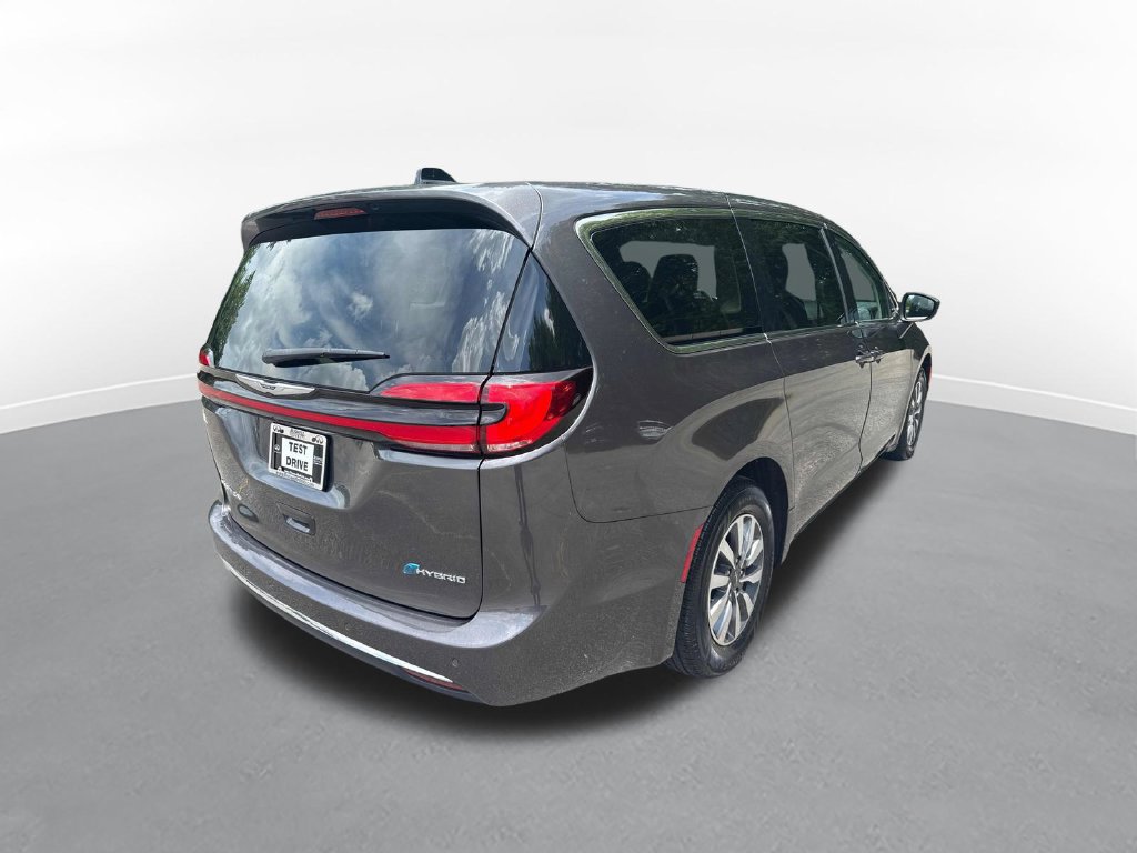 Used 2023 Chrysler Pacifica Touring-L FWD image 6