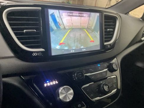 Used 2025 Chrysler Pacifica Select FWD image 11