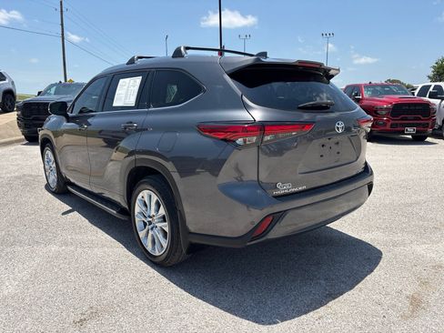 Used 2022 Toyota Highlander Limited FWD image 4