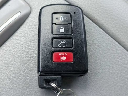 Used 2019 Toyota Highlander XLE FWD image 27