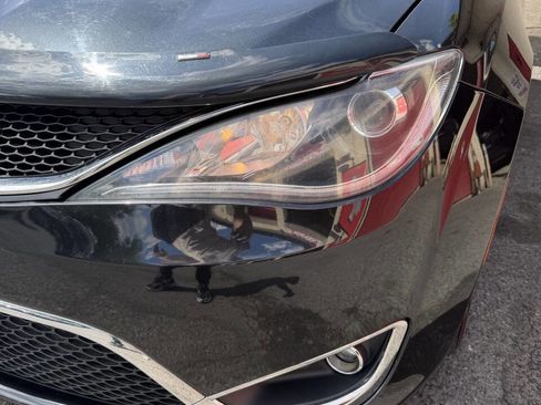 Used 2018 Chrysler Pacifica Touring-L FWD image 10