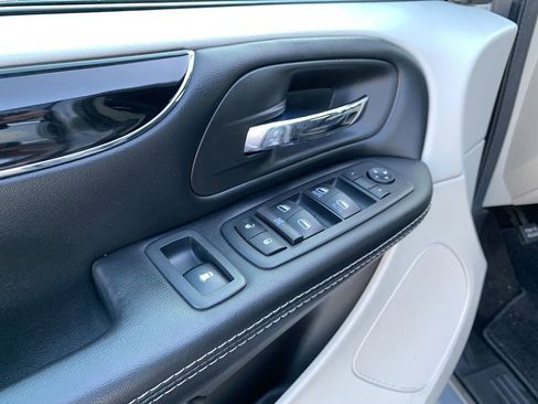 Used 2019 Dodge Grand Caravan SXT image 14