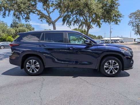 Used 2025 Toyota Highlander XLE AWD/4WD image 3
