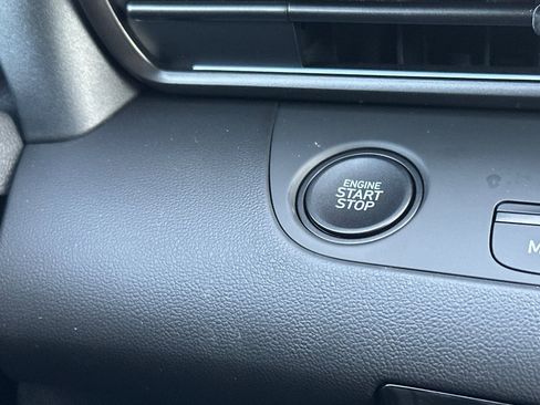 Used 2025 Hyundai Elantra SEL image 21