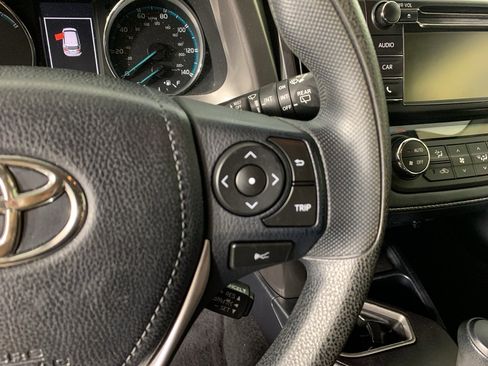 Used 2018 Toyota RAV4 LE image 20