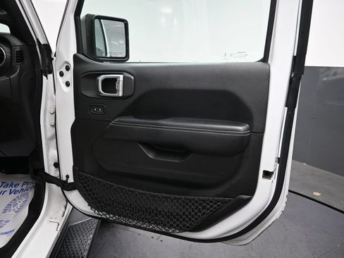 Used 2018 Jeep Wrangler Unlimited Sahara AWD/4WD image 16