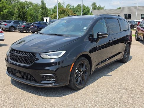 Used 2025 Chrysler Pacifica Limited FWD image 3