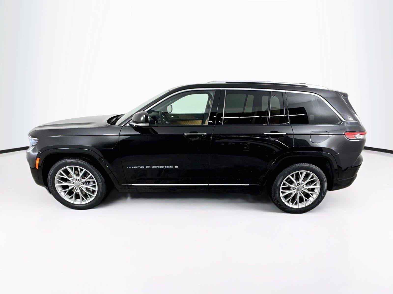 Used 2023 Jeep Grand Cherokee Summit w/ Advanced Protech Group IV AWD/4WD image 2