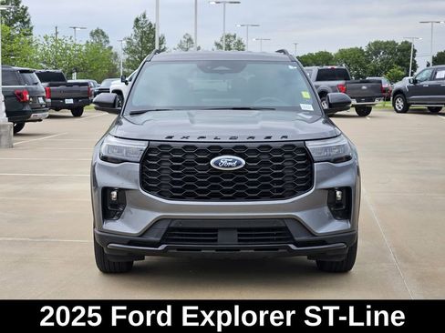 Used 2025 Ford Explorer ST-Line AWD/4WD image 2