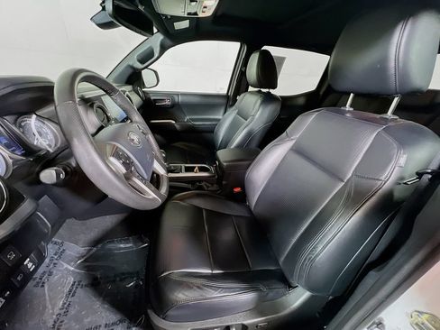 Certified 2020 Toyota Tacoma Limited w/ Blackout Package AWD/4WD image 20