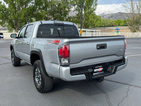 Used 2018 Toyota Tacoma TRD Off-Road AWD/4WD image 4