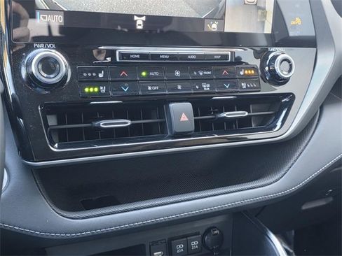 Used 2021 Toyota Highlander Limited image 25