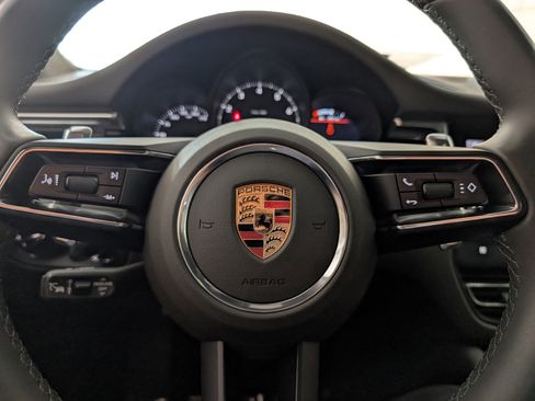 Used 2025 Porsche Macan image 31