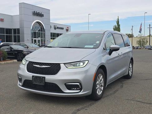 Used 2023 Chrysler Pacifica Touring-L FWD image 8