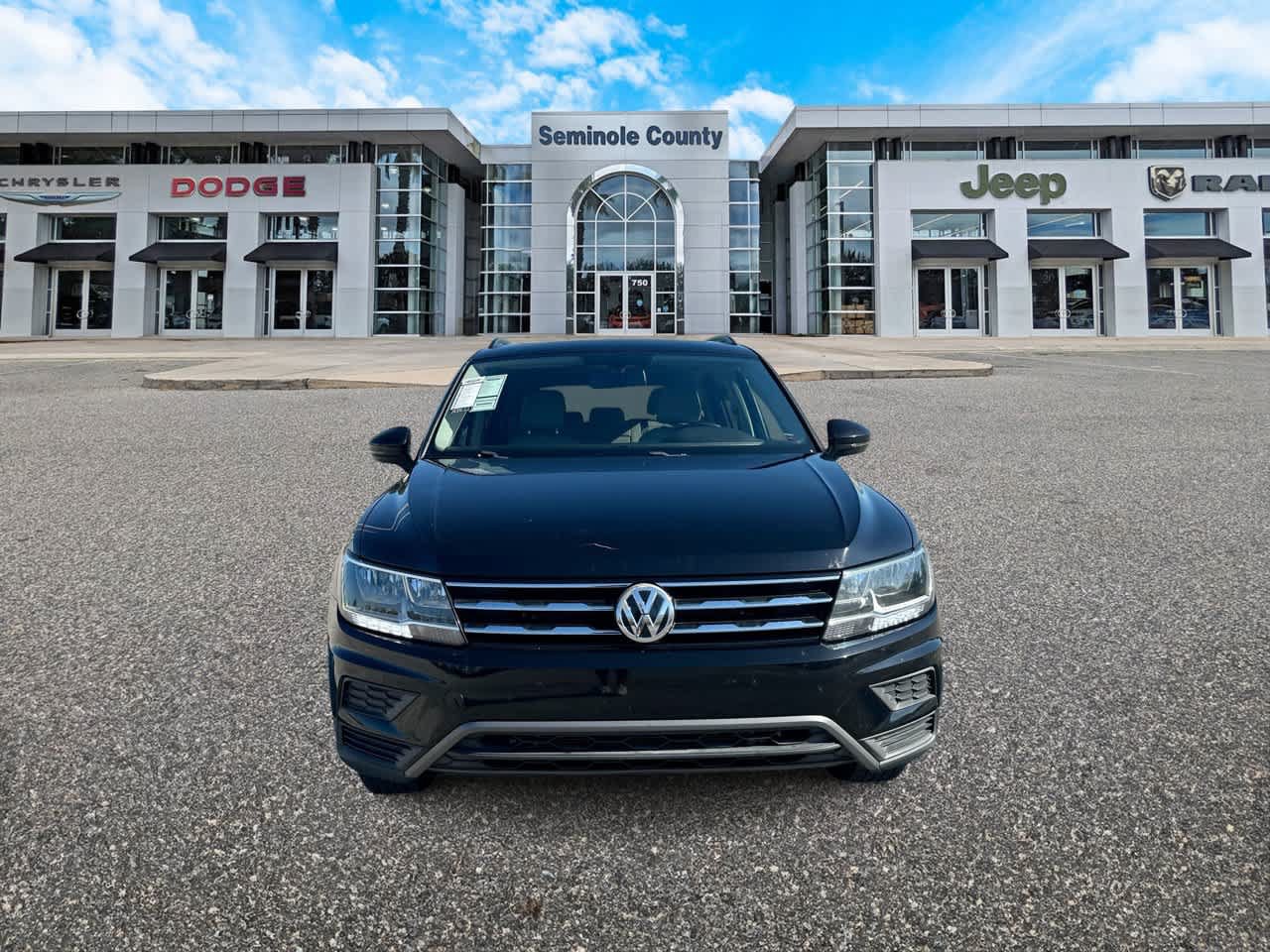 Used 2019 Volkswagen Tiguan SE w/ Panoramic Sunroof Package FWD image 3