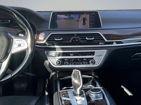 Used 2020 BMW 740i xDrive image 9