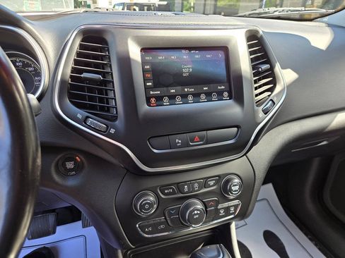 Used 2020 Jeep Cherokee Latitude Plus w/ Cold Weather Group AWD/4WD image 13