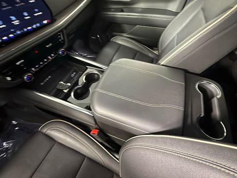 Certified 2025 Chevrolet Suburban Premier image 24