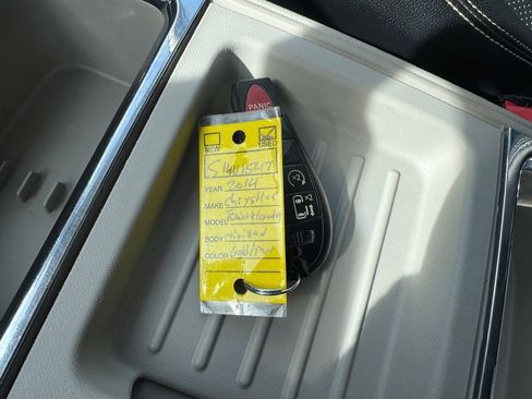 Used 2014 Chrysler Town & Country Touring-L w/ Driver Convenience Group image 17