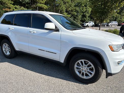 Used 2020 Jeep Grand Cherokee Laredo RWD image 5