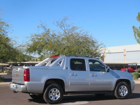 Used 2013 Chevrolet Avalanche LS image 6