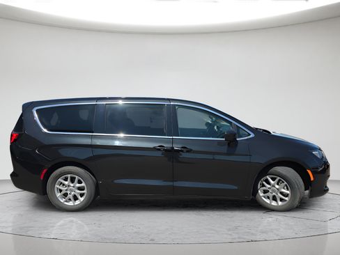 Used 2022 Chrysler Voyager LX FWD image 3