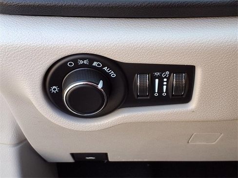 Used 2022 Chrysler Voyager LX image 14